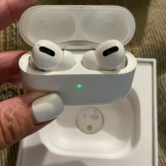 Apple air pod pros. - Picture 3 of 8